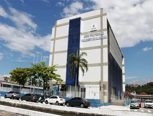 Manutenção de Telhado de Escola